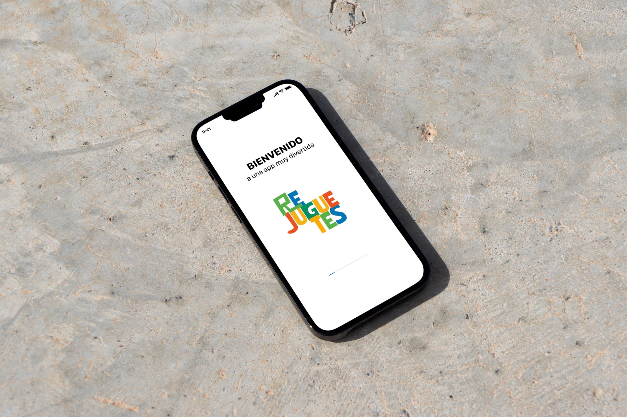 Celular con la pantalla de bienvenida de ReJuguetes, la app para donar, intercambiar y comprar juguetes usados